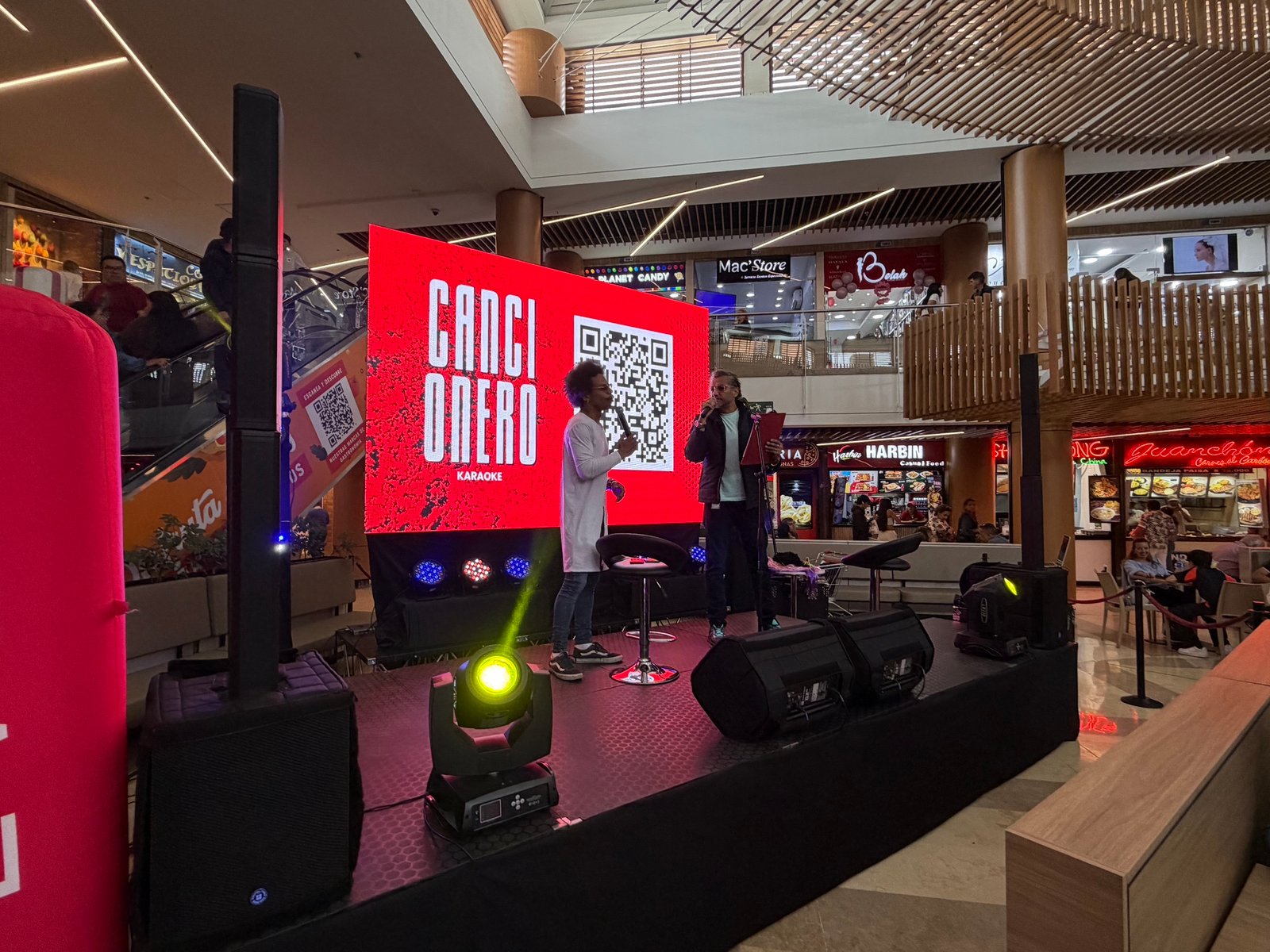 Producción técnica de un evento con escenario y pantalla LED